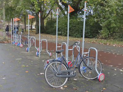 902786 Afbeelding van de fietsenrekken 'Easy rider', bij de bushalte Tolsteegplantsoen aan de Briljantlaan te Utrecht.